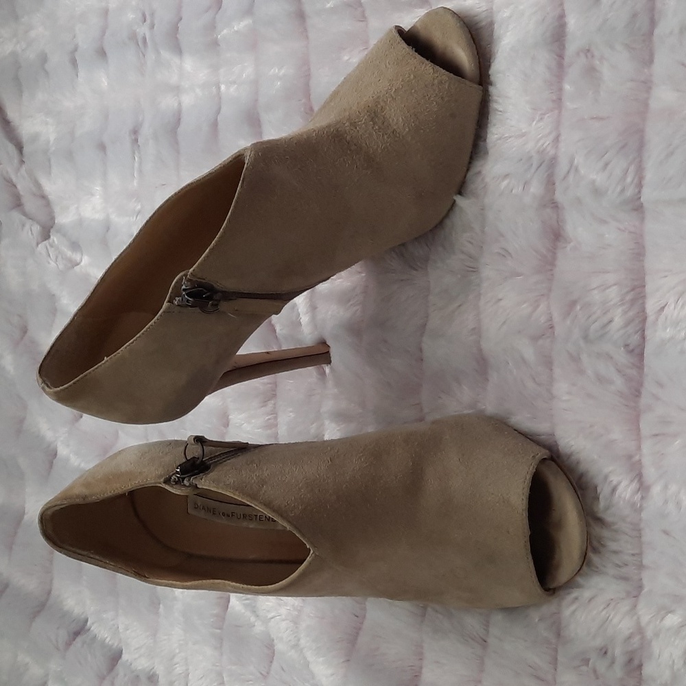 Diane Von Furstenberg Taupe Open Toe Zipper 4 Inch Stiletto Heel Ankle Bootie 7